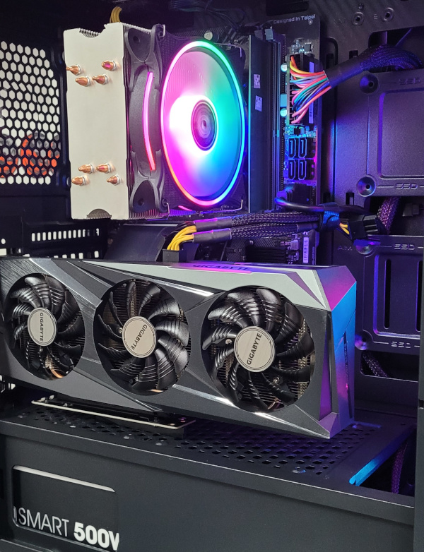 É a foto de um computador gamer