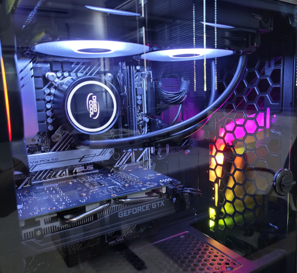 É a foto de um computador gamer