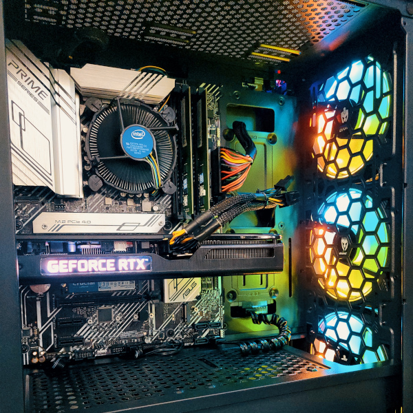 É a foto de um computador gamer